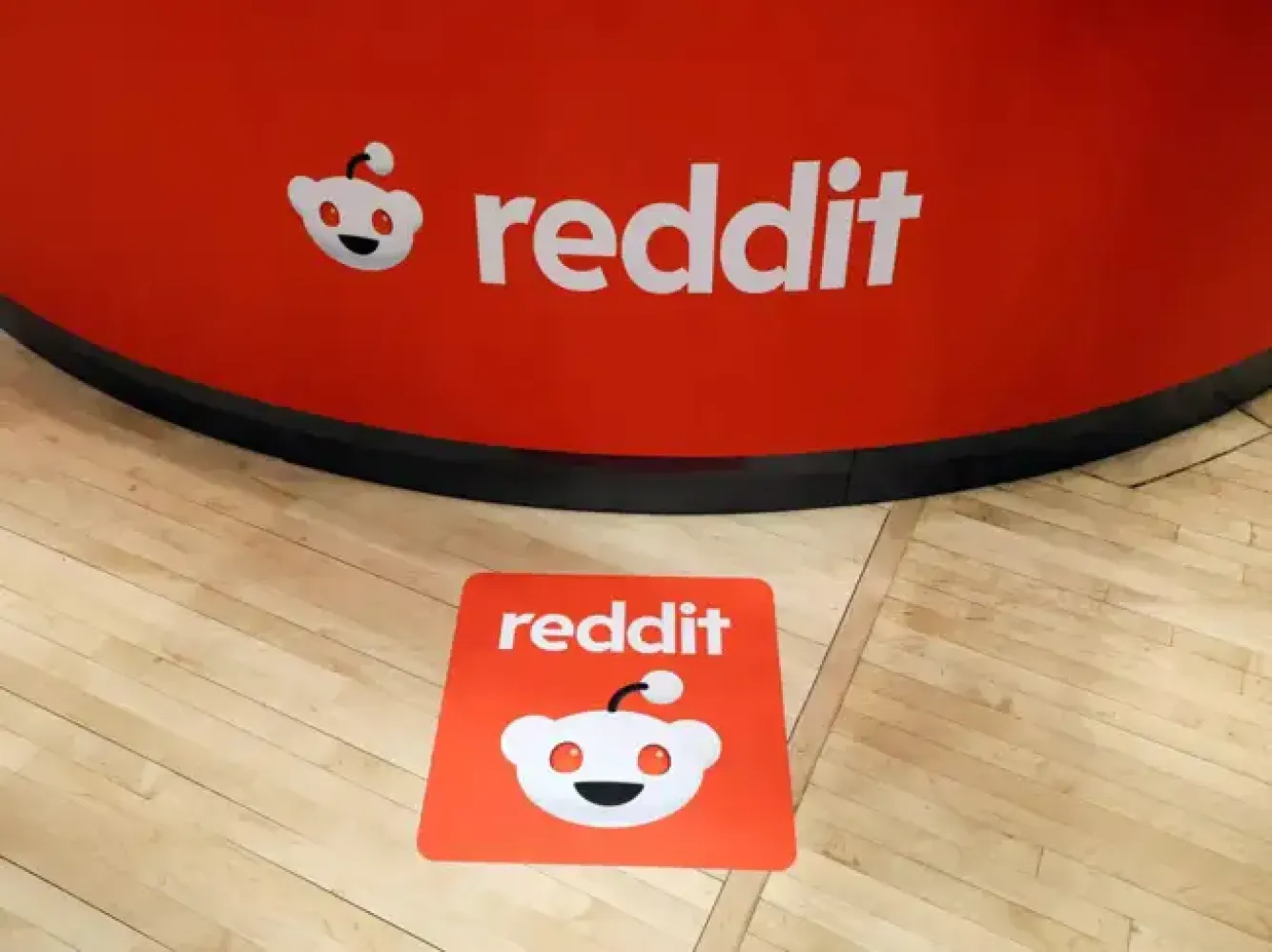  Reddit взлетел на Уолл-стрит благодаря инновационной ИИ-рекламе