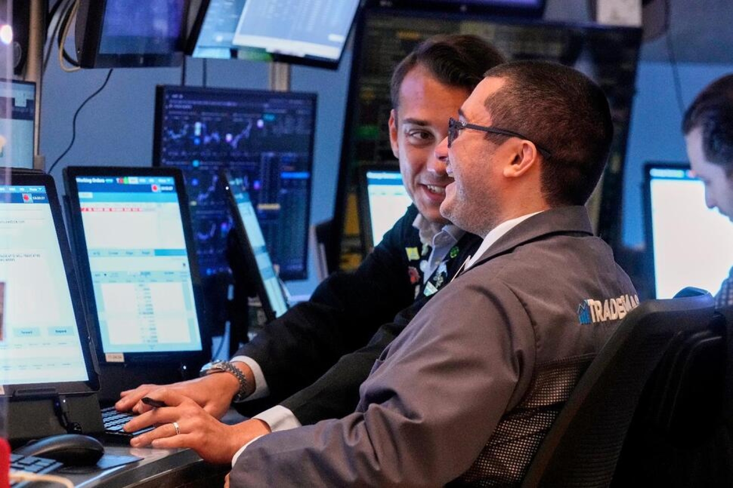  Азиатские индексы снизились после рекордных рекордов Уолл‑стрит на волне успеха Alphabet и ИИ‑акций